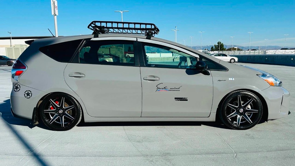 Toyota Prius v Vehicle Full-screen Gallery Image 08