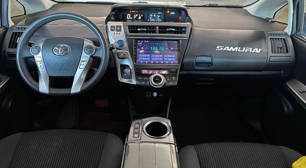 Toyota Prius v Vehicle Full-screen Gallery Image 09