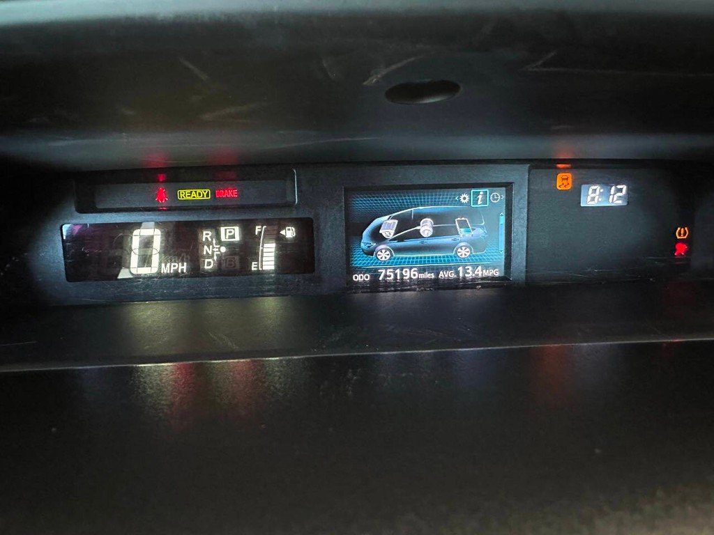 Toyota Prius v Vehicle Full-screen Gallery Image 12