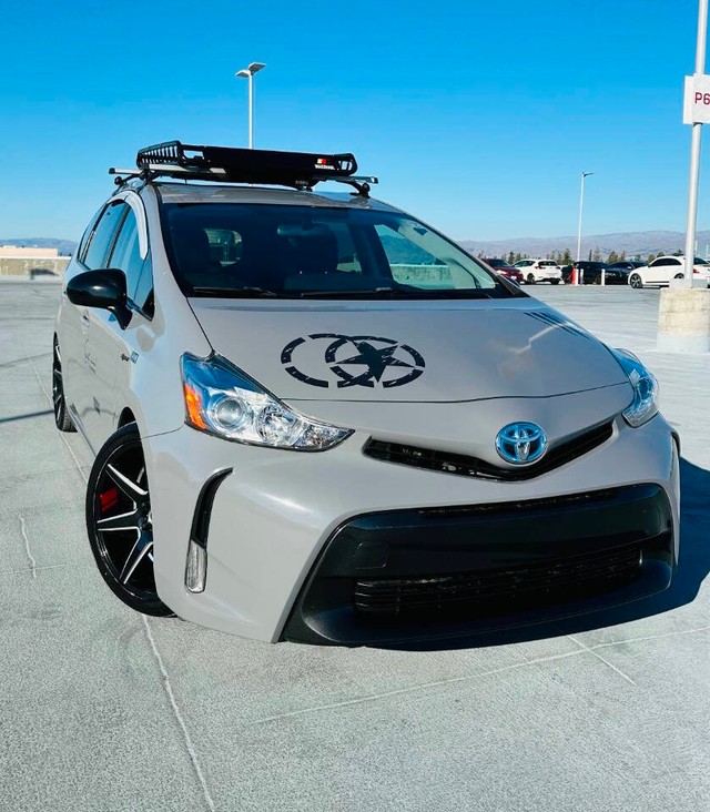 Toyota Prius v Vehicle Full-screen Gallery Image 02