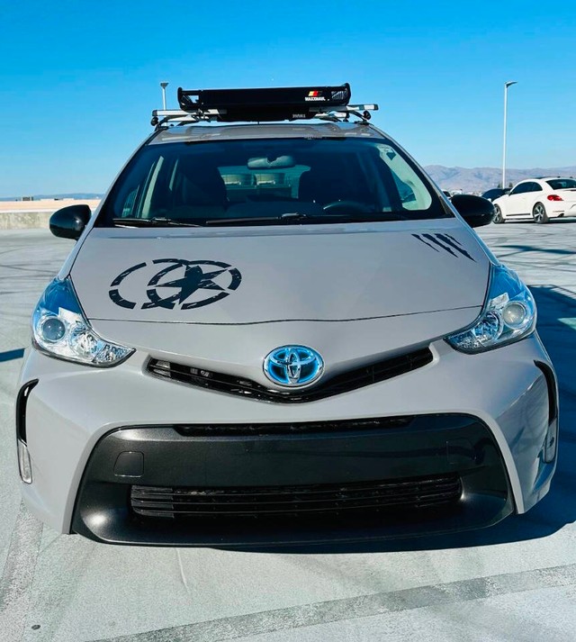 Toyota Prius v Vehicle Full-screen Gallery Image 03