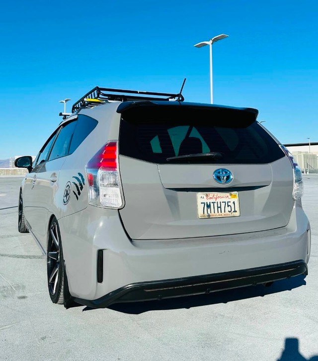 Toyota Prius v Vehicle Full-screen Gallery Image 05