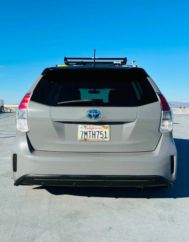 Toyota Prius v Vehicle Full-screen Gallery Image 06