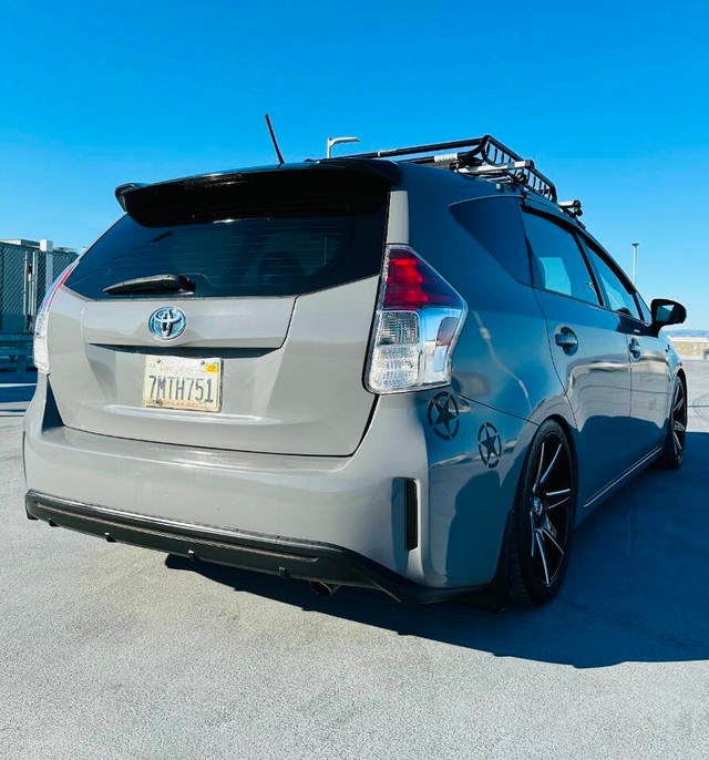 Toyota Prius v Vehicle Full-screen Gallery Image 07