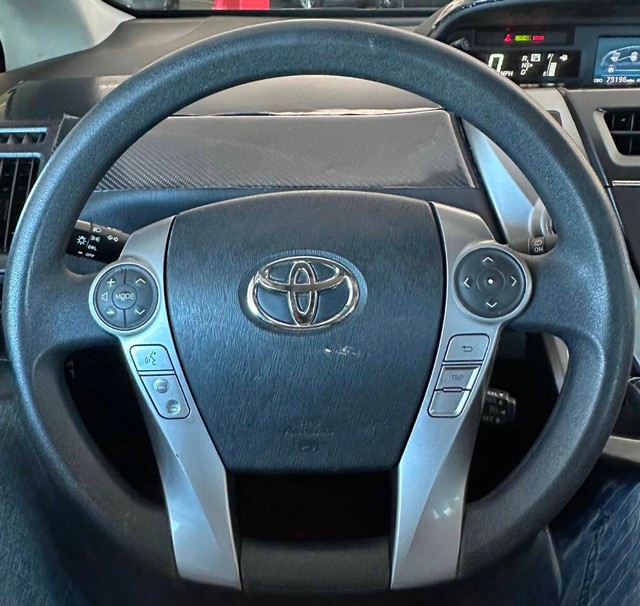 Toyota Prius v Vehicle Full-screen Gallery Image 10