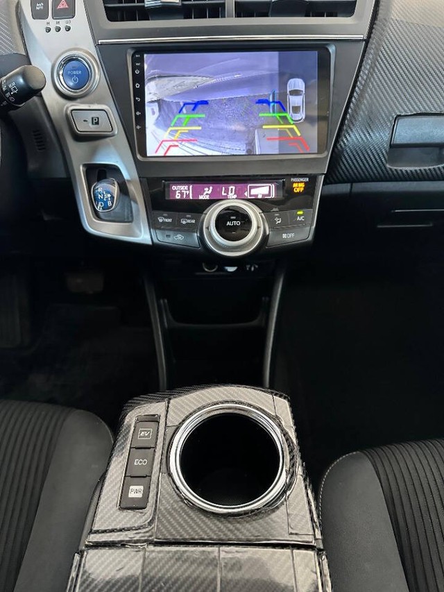 Toyota Prius v Vehicle Full-screen Gallery Image 11