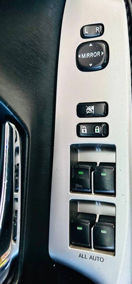 Toyota Prius v Vehicle Full-screen Gallery Image 13