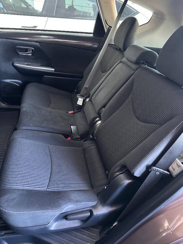 Toyota Prius v Vehicle Full-screen Gallery Image 14