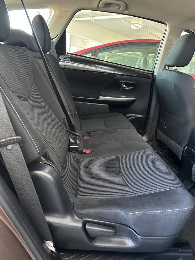 Toyota Prius v Vehicle Full-screen Gallery Image 15