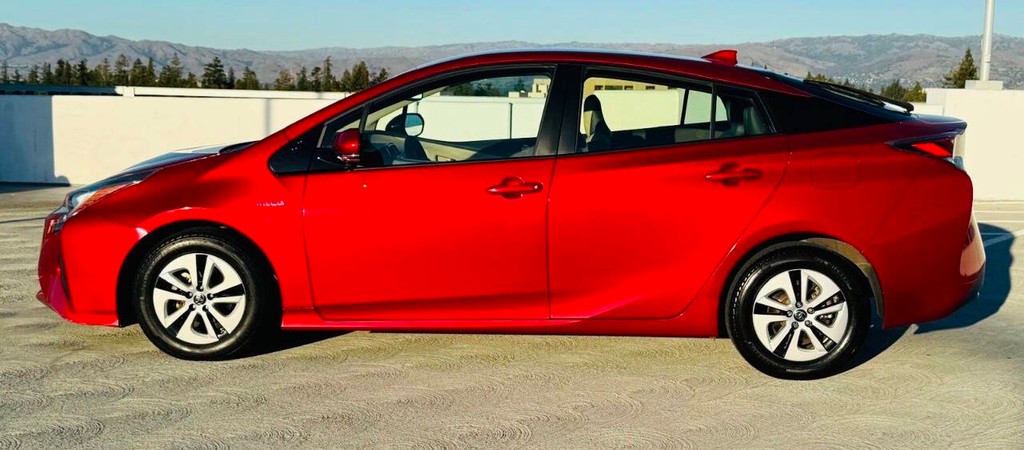 Toyota Prius Vehicle Full-screen Gallery Image 04