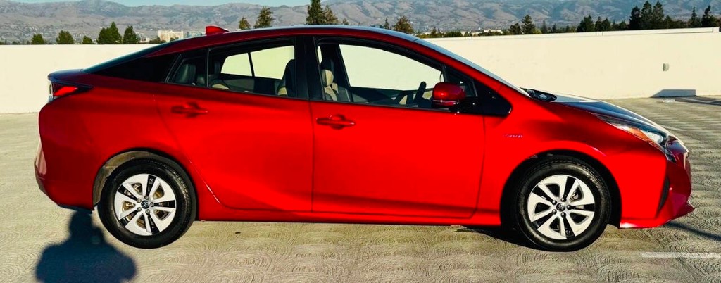 Toyota Prius Vehicle Full-screen Gallery Image 08