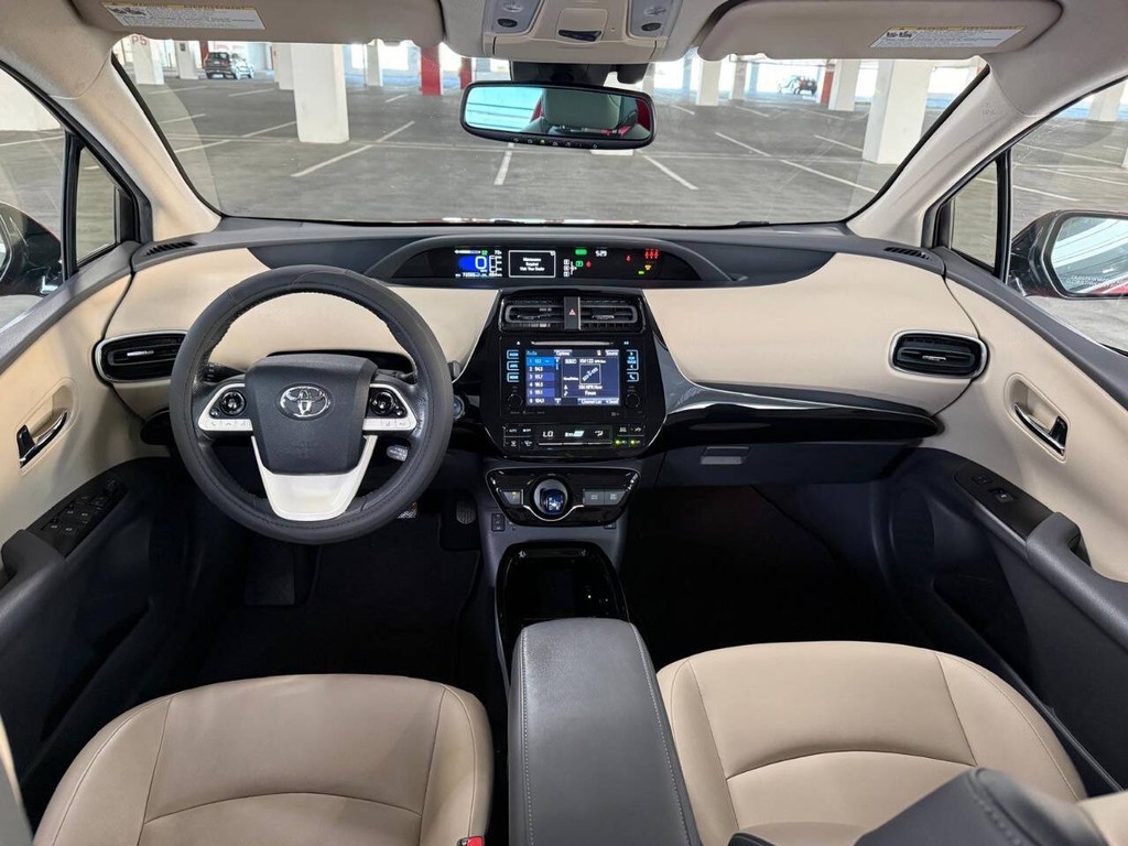 Toyota Prius Vehicle Full-screen Gallery Image 09