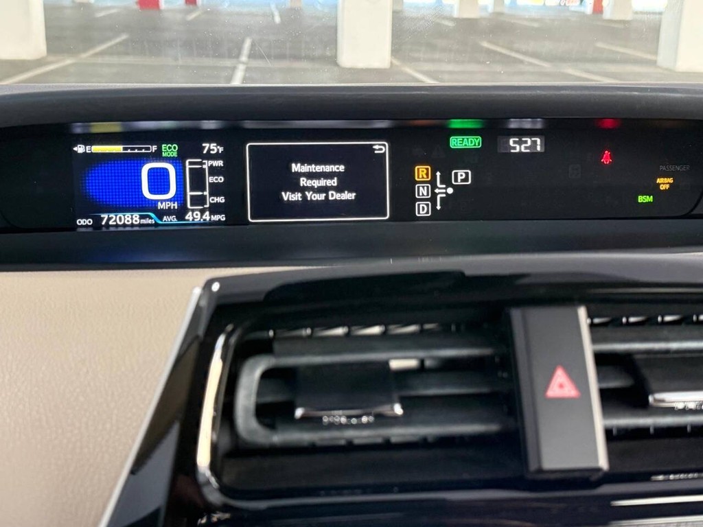 Toyota Prius Vehicle Full-screen Gallery Image 11