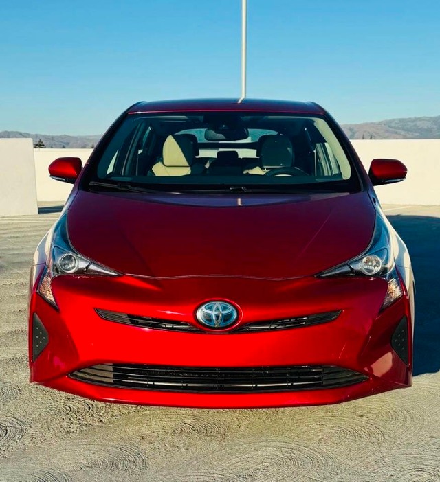 Toyota Prius Vehicle Full-screen Gallery Image 02