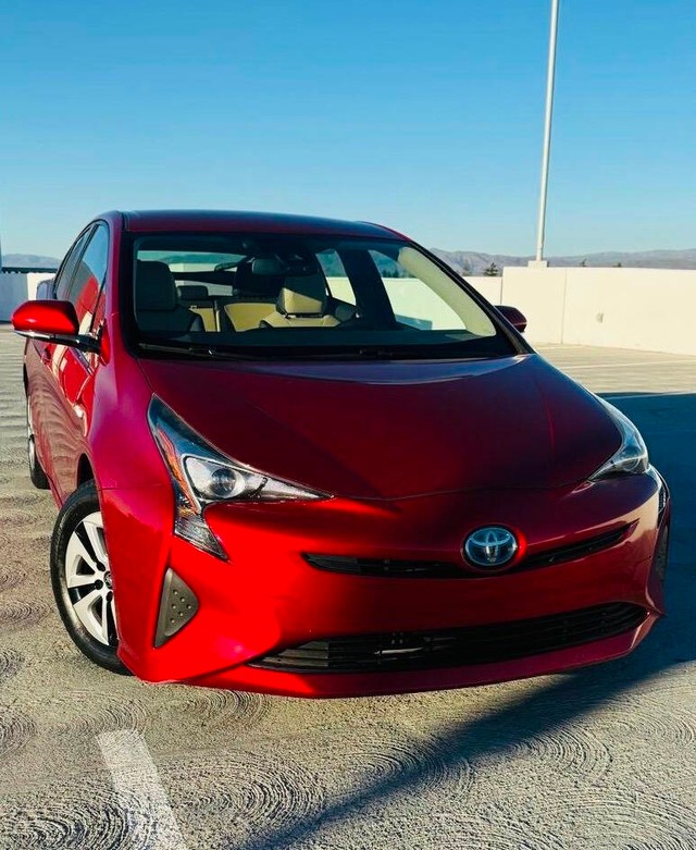 Toyota Prius Vehicle Full-screen Gallery Image 03