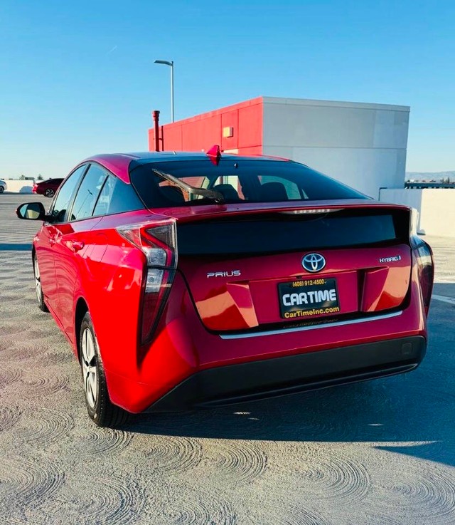 Toyota Prius Vehicle Full-screen Gallery Image 05