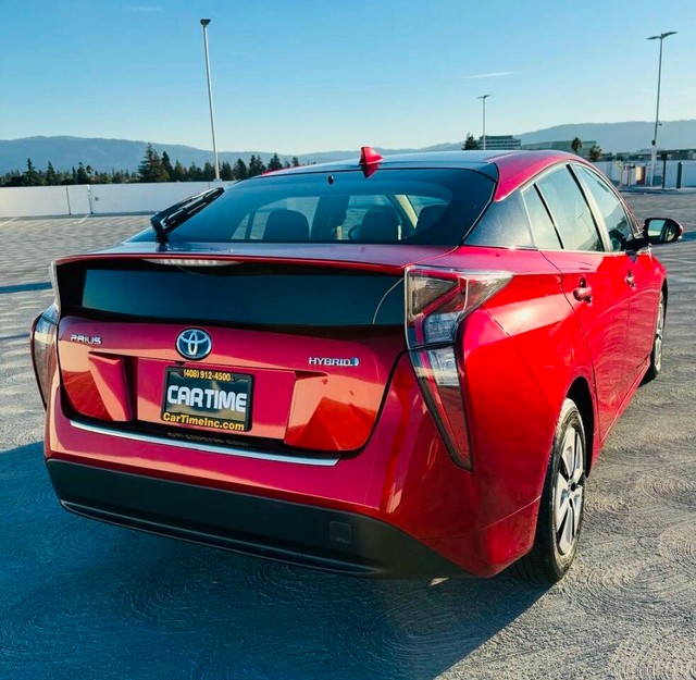 Toyota Prius Vehicle Full-screen Gallery Image 07