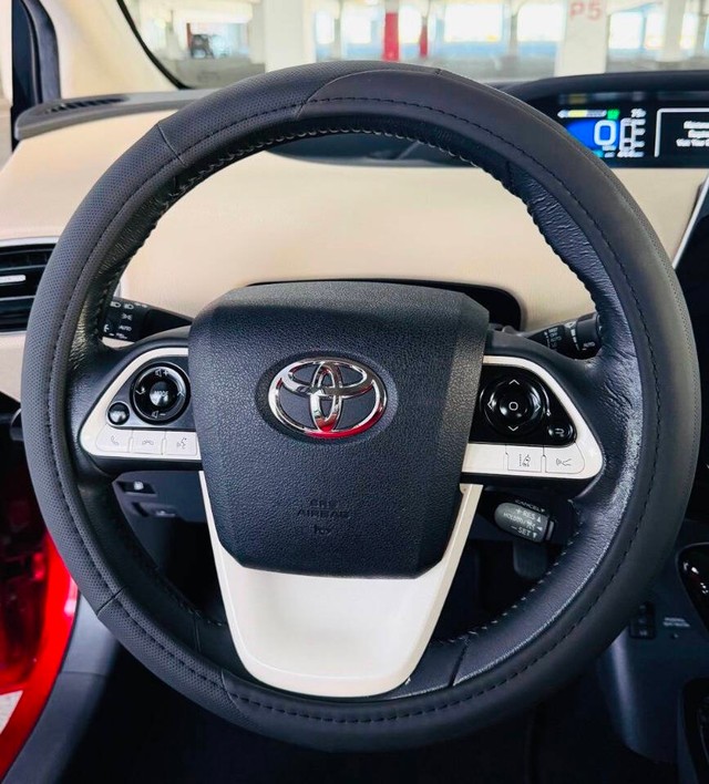 Toyota Prius Vehicle Full-screen Gallery Image 12