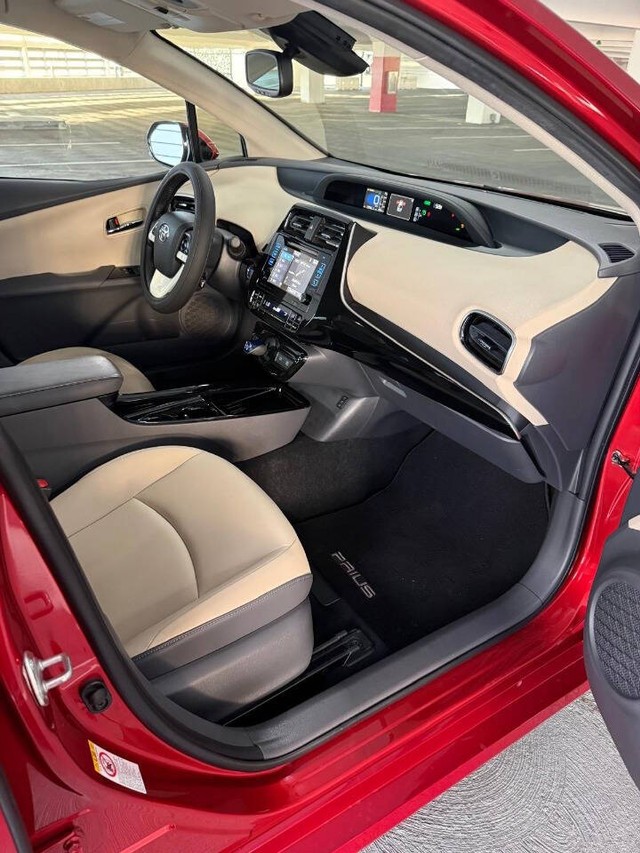 Toyota Prius Vehicle Full-screen Gallery Image 13