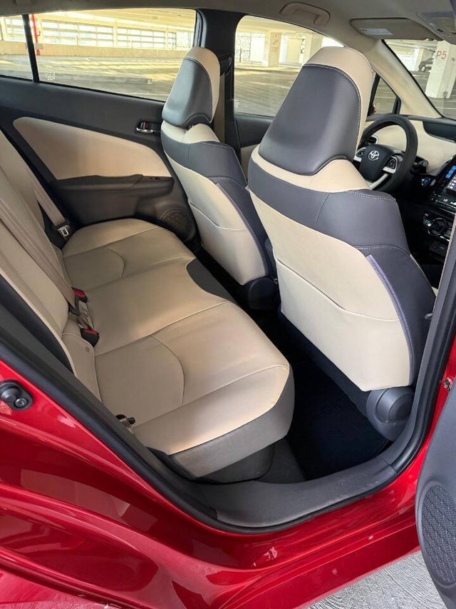 Toyota Prius Vehicle Full-screen Gallery Image 14