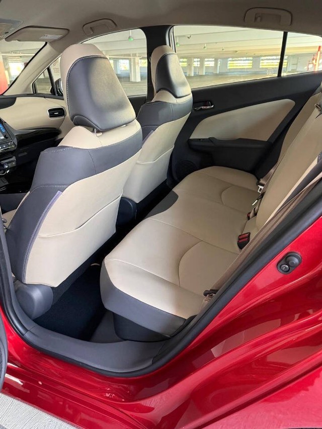 Toyota Prius Vehicle Full-screen Gallery Image 15