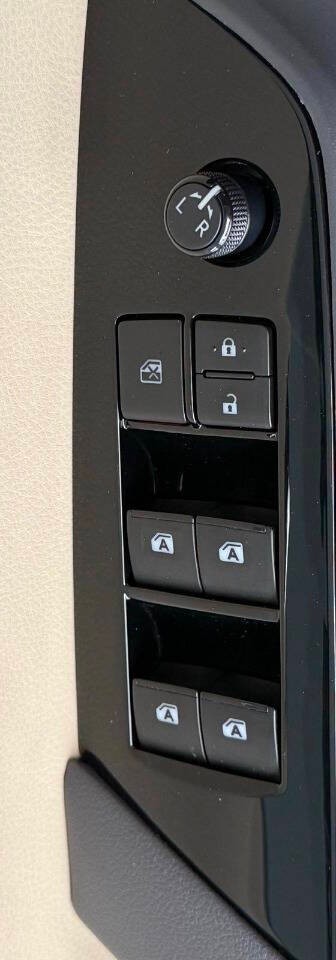 Toyota Prius Vehicle Full-screen Gallery Image 16