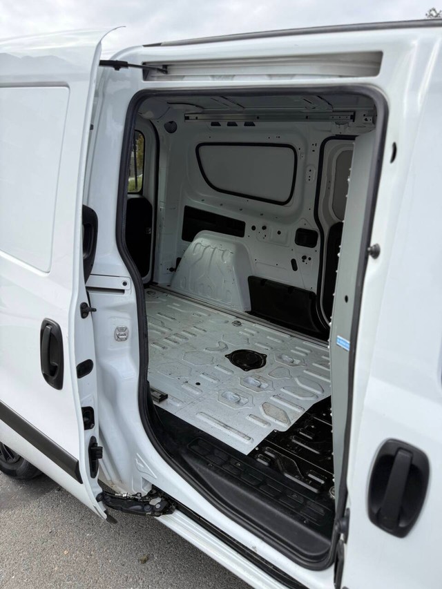 Ram ProMaster City Cargo Van Vehicle Full-screen Gallery Image 15