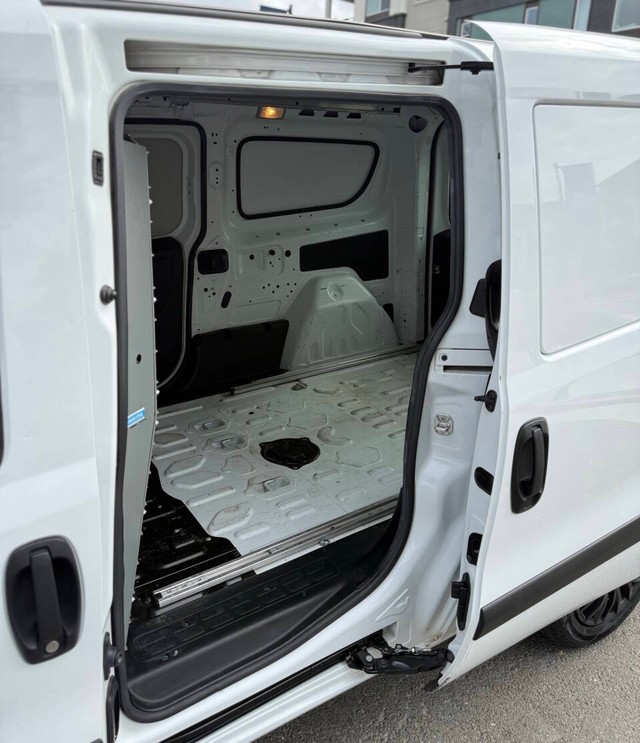 Ram ProMaster City Cargo Van Vehicle Full-screen Gallery Image 17