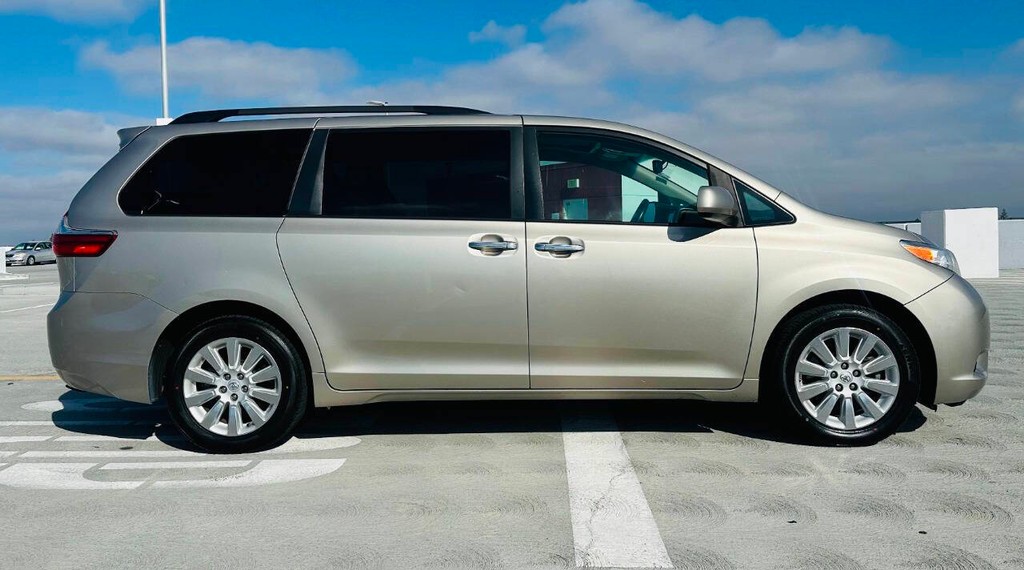 Toyota Sienna Vehicle Full-screen Gallery Image 08