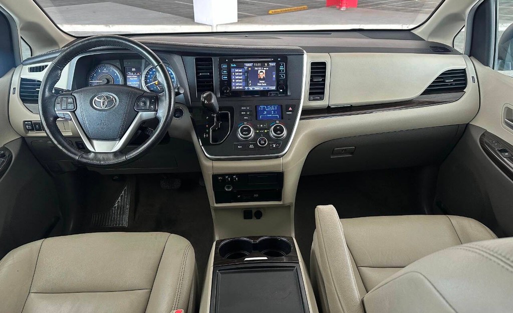 Toyota Sienna Vehicle Full-screen Gallery Image 09