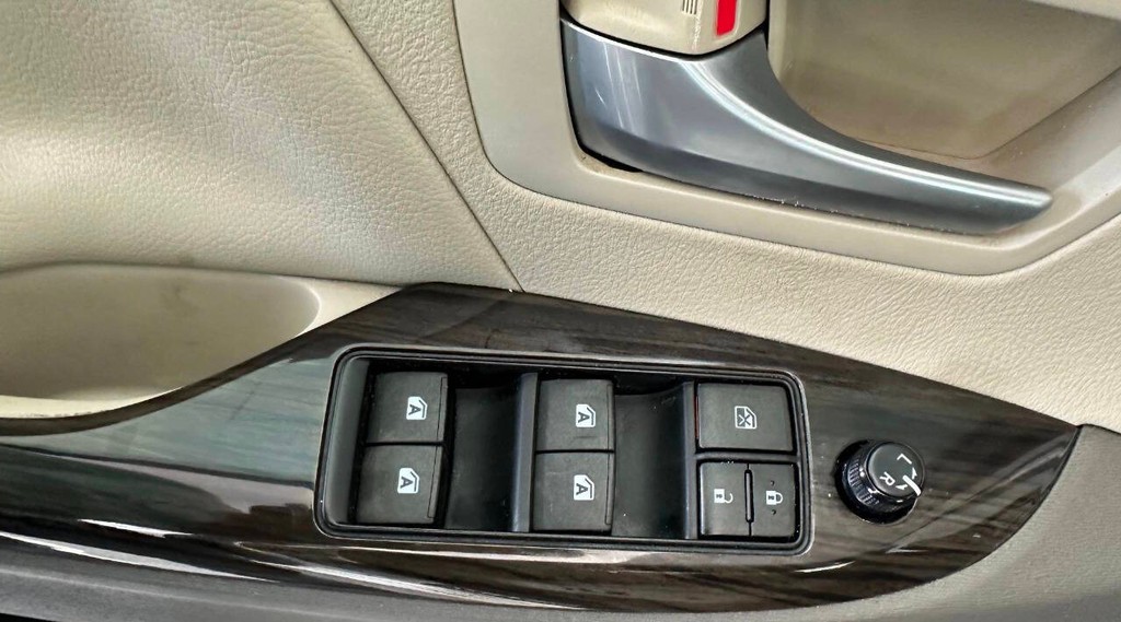 Toyota Sienna Vehicle Full-screen Gallery Image 13