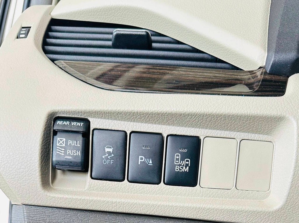 Toyota Sienna Vehicle Full-screen Gallery Image 14