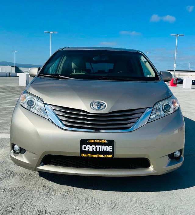 Toyota Sienna Vehicle Full-screen Gallery Image 02