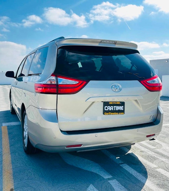 Toyota Sienna Vehicle Full-screen Gallery Image 05