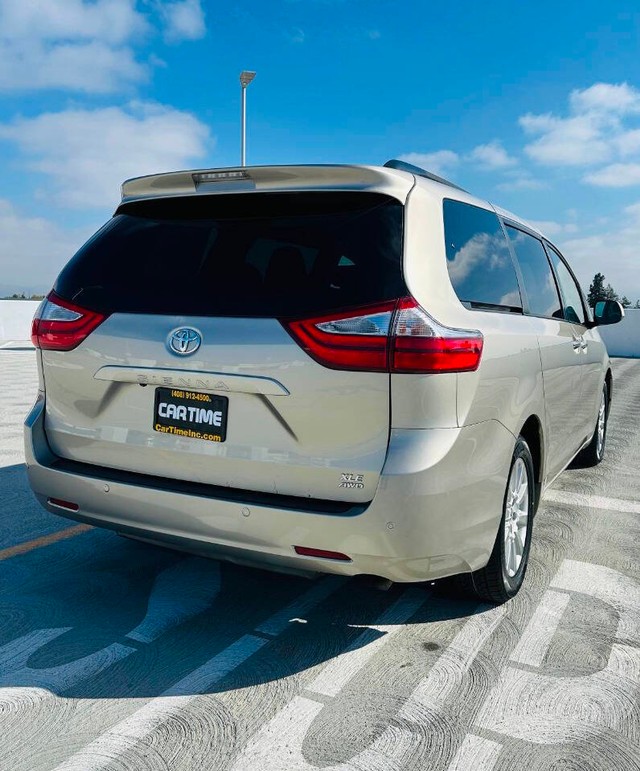 Toyota Sienna Vehicle Full-screen Gallery Image 07