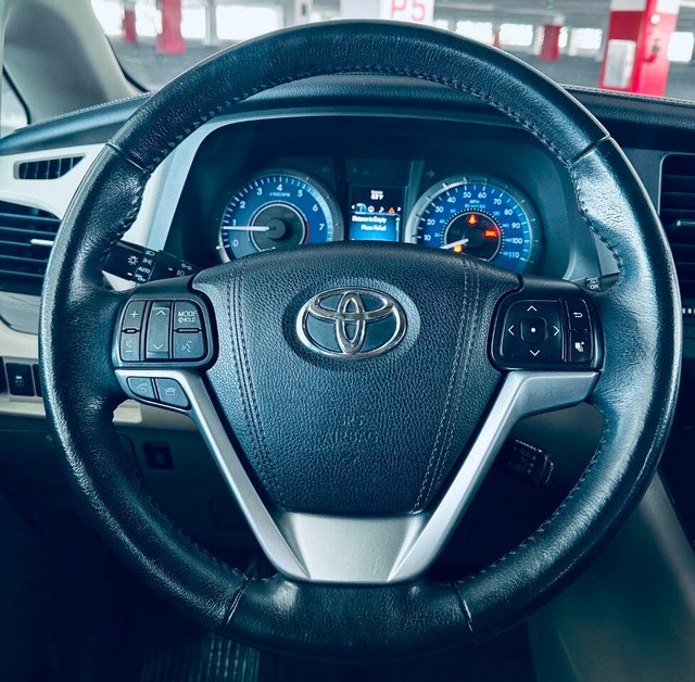 Toyota Sienna Vehicle Full-screen Gallery Image 10