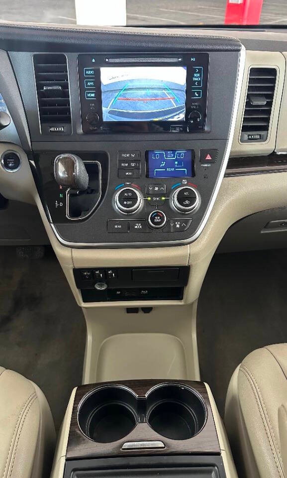 Toyota Sienna Vehicle Full-screen Gallery Image 12