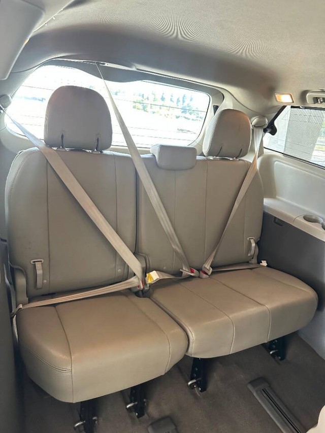 Toyota Sienna Vehicle Full-screen Gallery Image 15