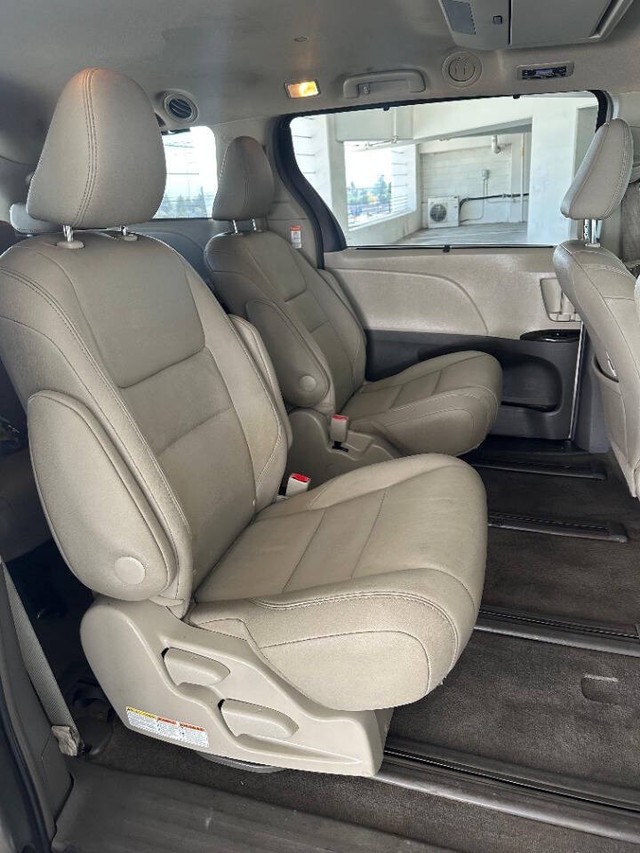 Toyota Sienna Vehicle Full-screen Gallery Image 16