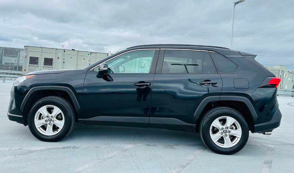 Toyota RAV4 Vehicle Full-screen Gallery Image 04