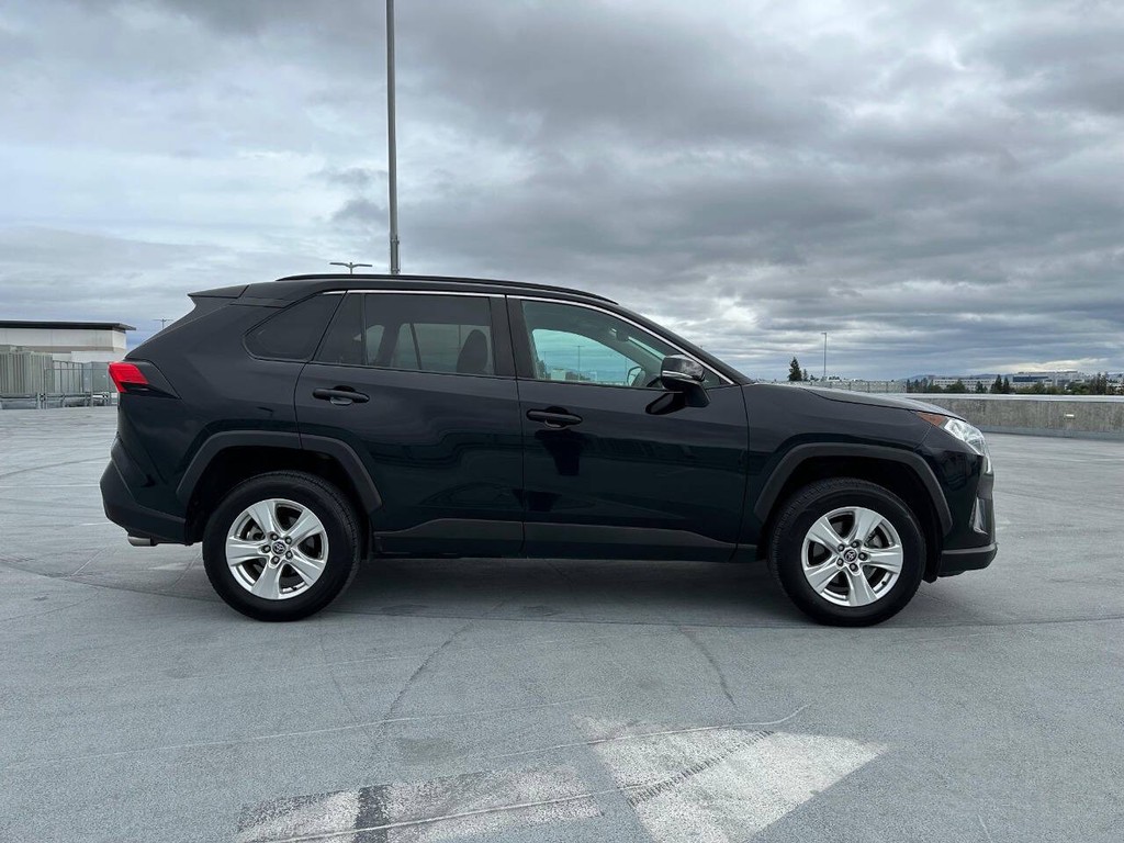 Toyota RAV4 Vehicle Full-screen Gallery Image 08