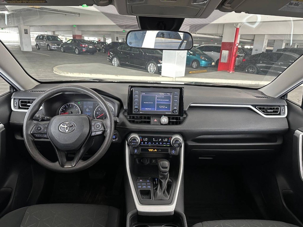 Toyota RAV4 Vehicle Full-screen Gallery Image 09