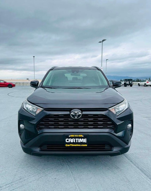 Toyota RAV4 Vehicle Full-screen Gallery Image 02