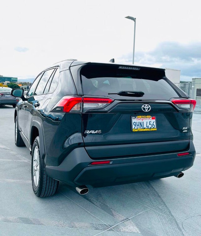 Toyota RAV4 Vehicle Full-screen Gallery Image 05