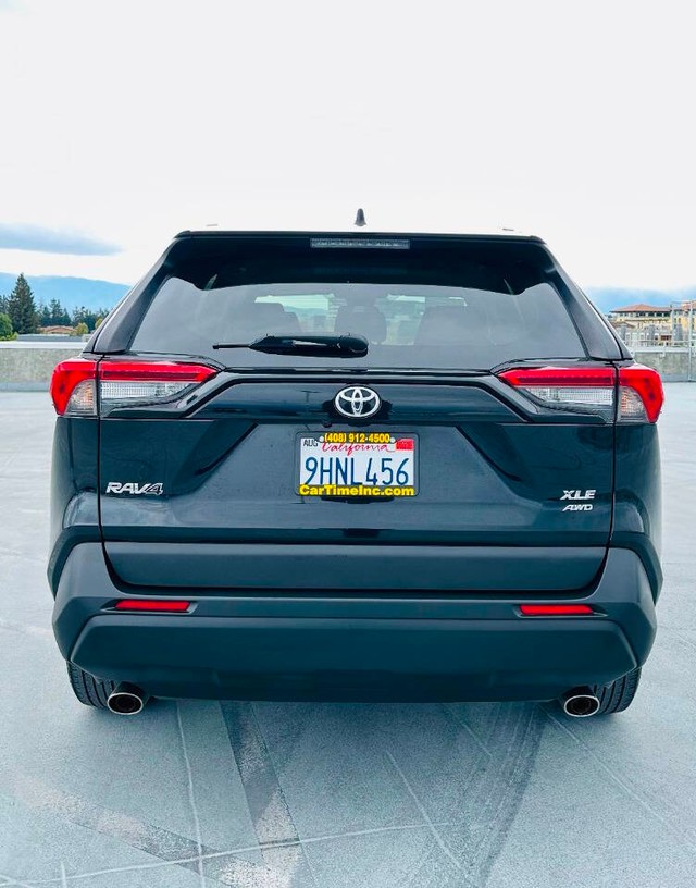 Toyota RAV4 Vehicle Full-screen Gallery Image 06