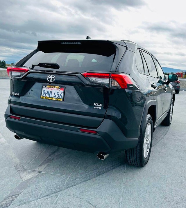 Toyota RAV4 Vehicle Full-screen Gallery Image 07