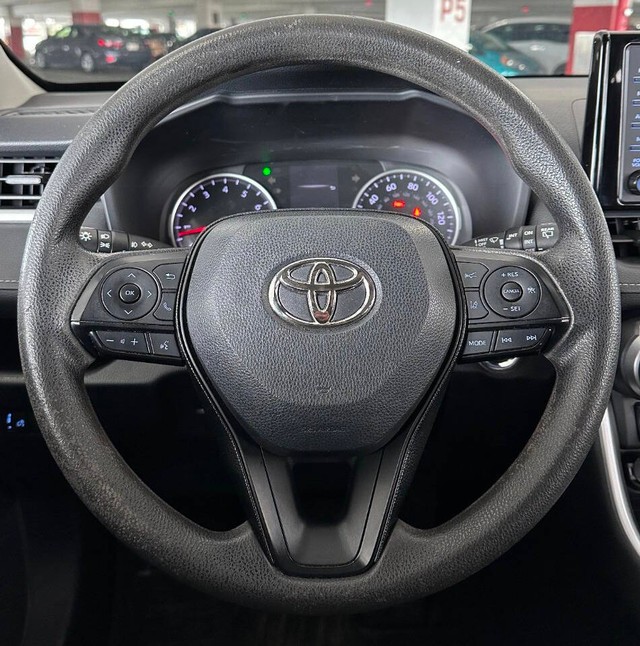 Toyota RAV4 Vehicle Full-screen Gallery Image 10
