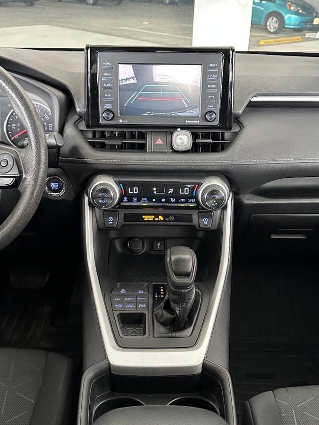 Toyota RAV4 Vehicle Full-screen Gallery Image 11