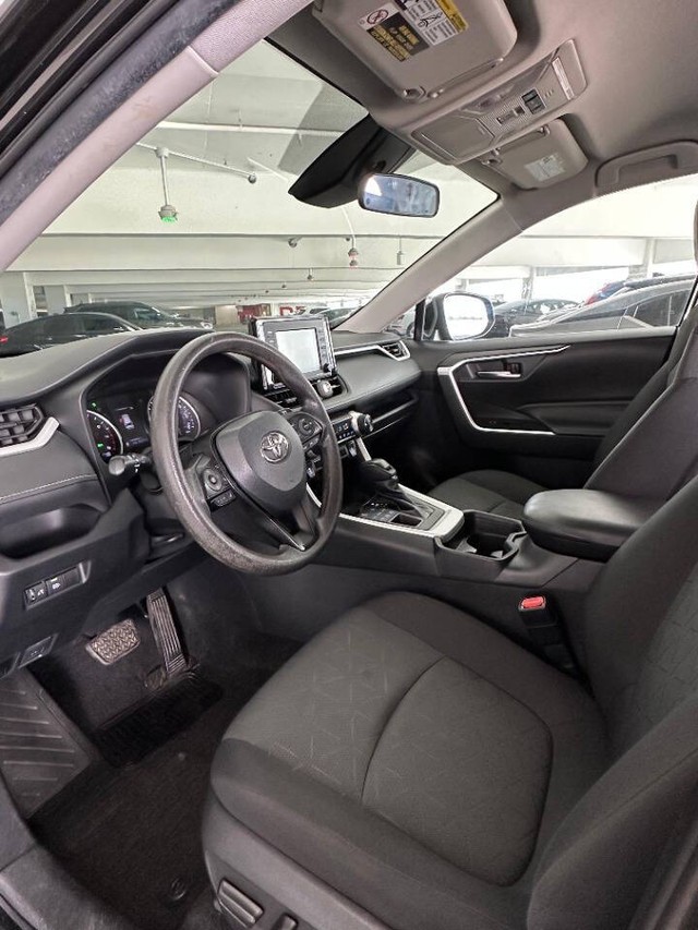 Toyota RAV4 Vehicle Full-screen Gallery Image 12