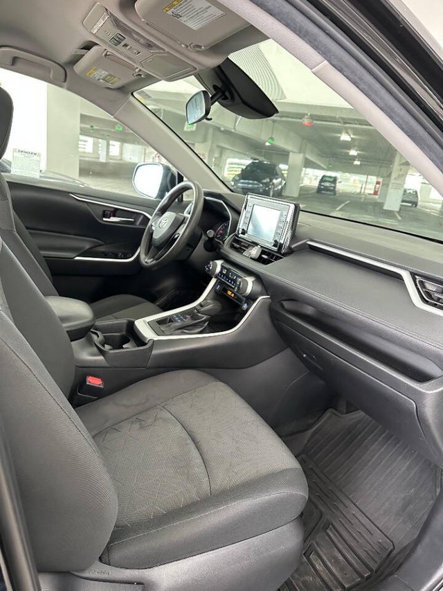 Toyota RAV4 Vehicle Full-screen Gallery Image 13